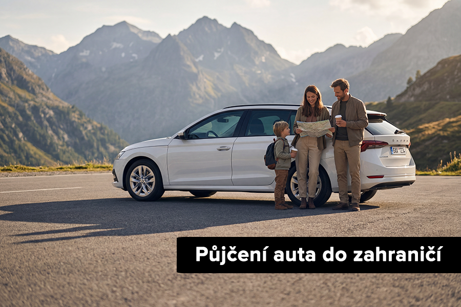 Jak na bezproblémové půjčení auta do zahraničí Pár s mapou a kávou stojí u zánovního vozu při pauze na cestě po Evropě.